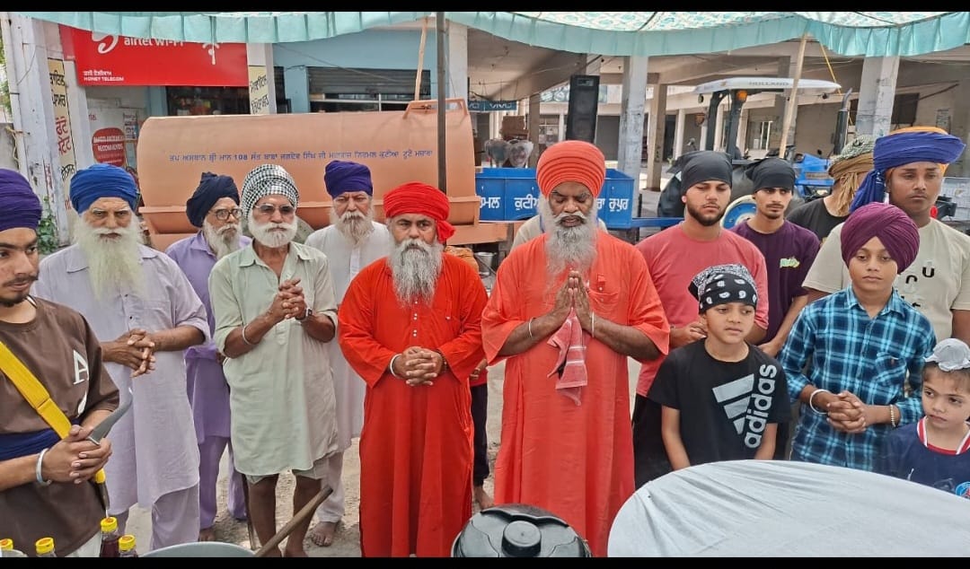 On the occasion of the 419th martyrdom anniversary of the fifth Guru, the leader of the martyrs, Shri GAD Maharaj Ji, a langar of cold sweet water and chole puri was organized at Adda Tootomajra.